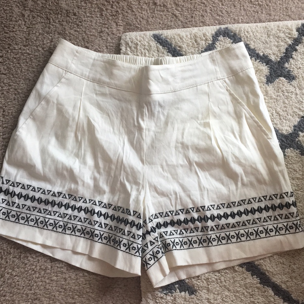 Ivory shorts with stitching